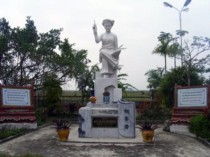 Tượng đài nữ sĩ Hồ Xuân Hương được đặt tại khu đền thờ của dòng họ Hồ tại làng Quỳnh Lưu, Nghệ An.