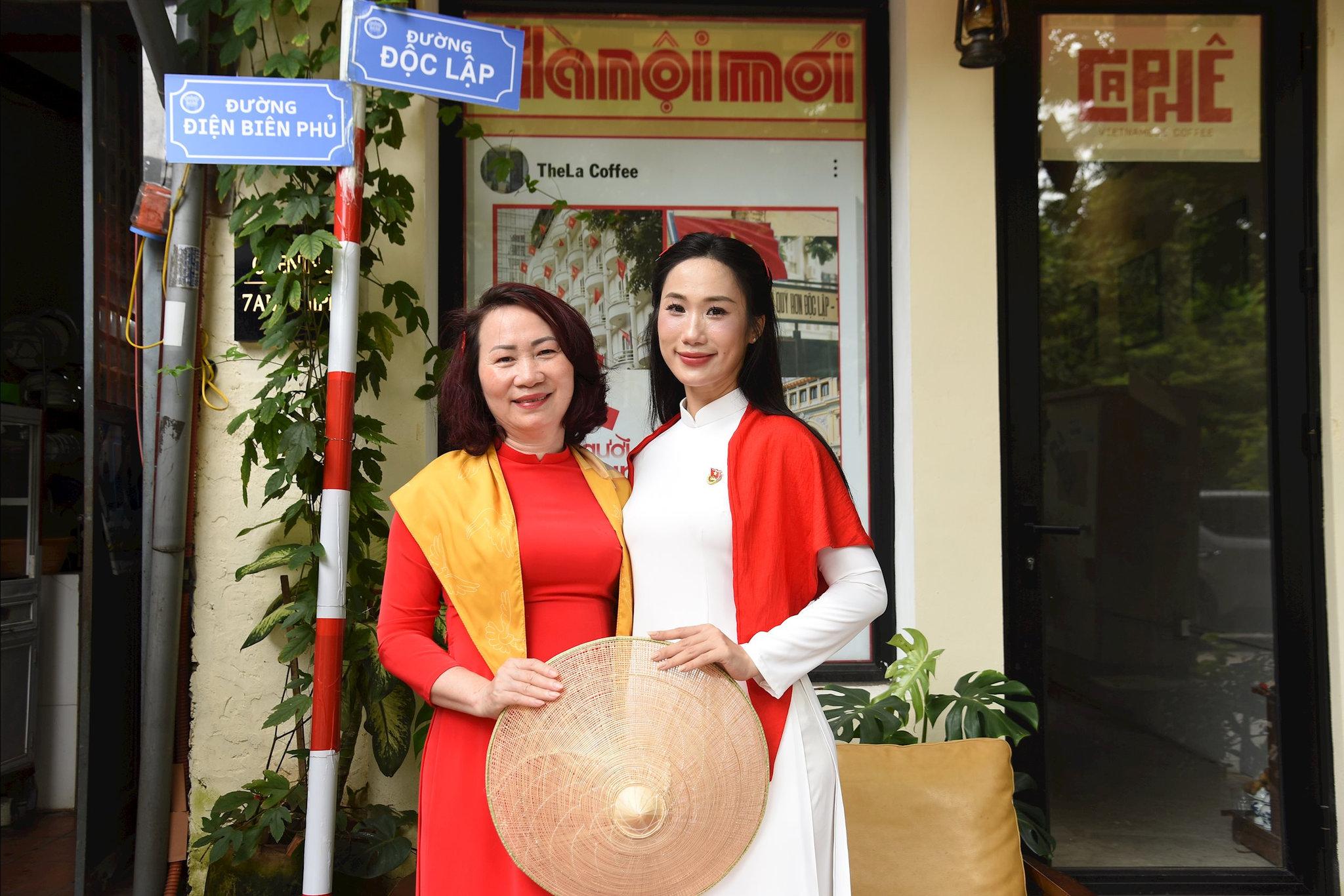 Nhiều quán cafe tại Hà Nội rực sắc đỏ mừng Quốc khánh 2/9, khách tấp nập tới check-in