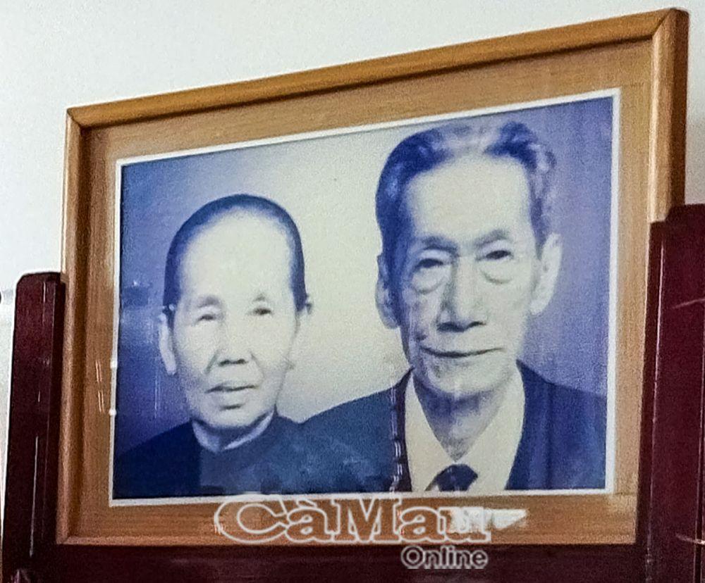Di ảnh ông Lâm Thế Phương và vợ là bà Lý Thị Phuông.