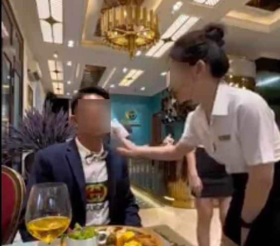 Tranh cãi nhân viên nhà hàng ở TPHCM đút thức ăn, lau miệng cho khách - 1