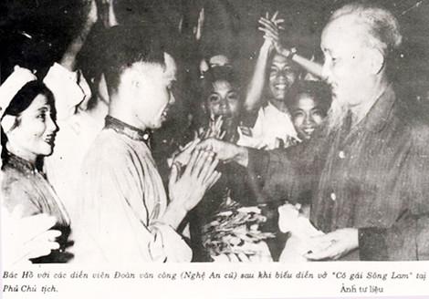 Bác Hồ với các diễn viên Đoàn Văn công Nghệ An sau khi biểu diễn vở “Cô gái sông Lam” tại Phủ Chủ tịch (tối 27 tháng 5 năm 1962).