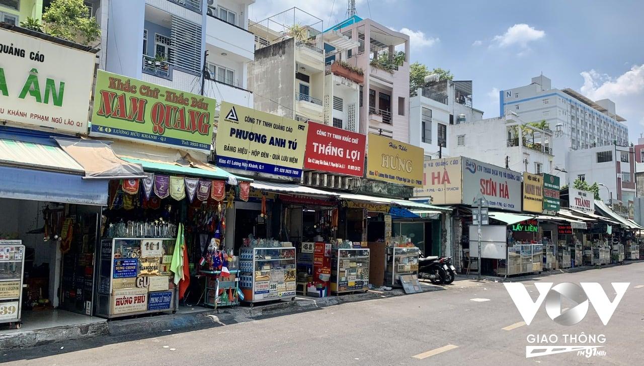 Đường Lương Hữu Khánh (quận 1, TPHCM) được mệnh danh là “cái nôi” biển hiệu ở Sài Gòn-TPHCM.