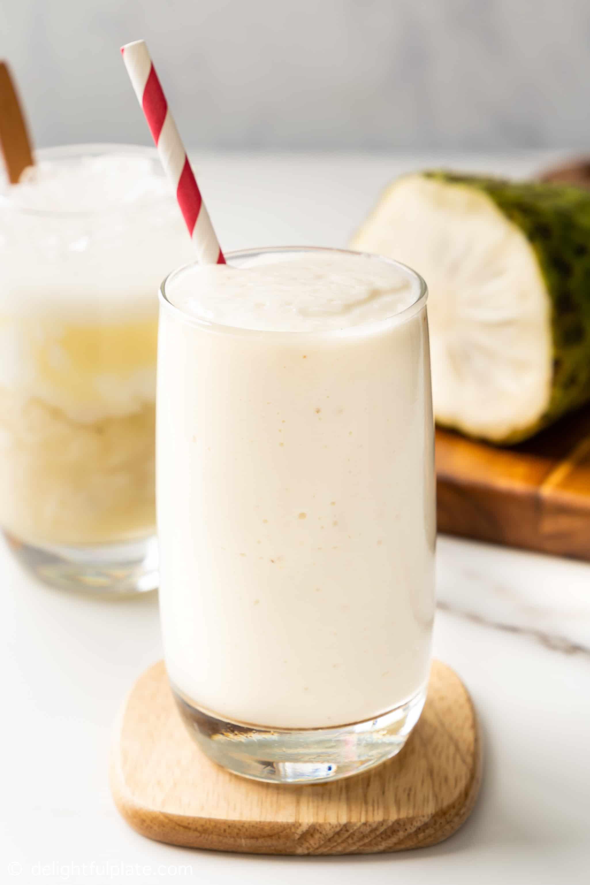 a glass of soursop smoothie (sinh tố mãng cầu)