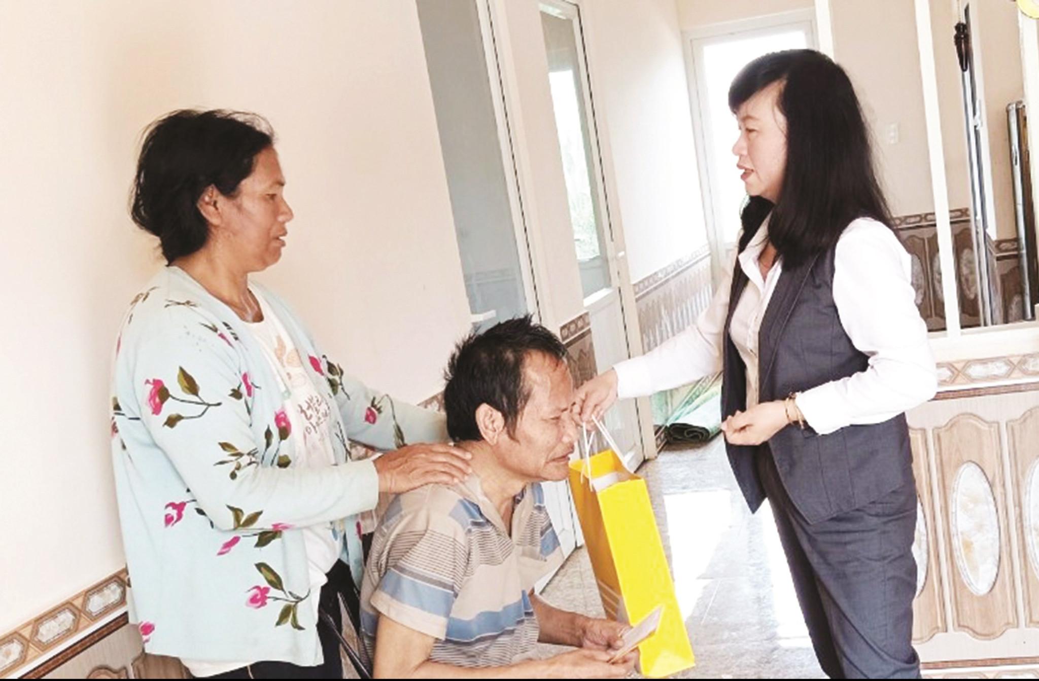 Công đoàn Bưu điện tỉnh Lâm Đồng thăm hỏi tặng quà vợ chồng Anh hùng Lao động Cil Múp Ha K’riêng.