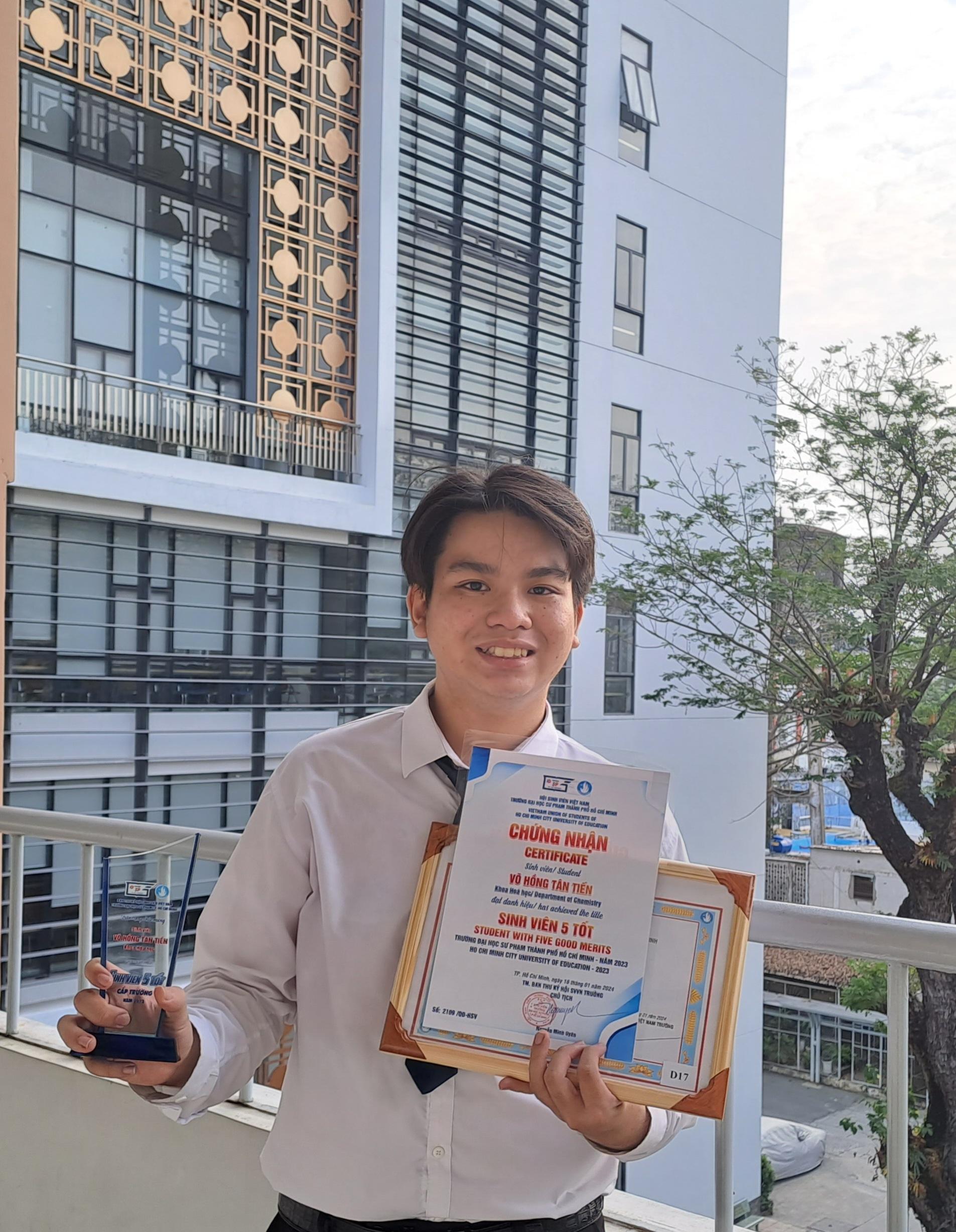 Võ Hồng Tân Tiến - Chàng trai Thủ khoa ngành Sư phạm Khoa học Tự nhiên ấp ủ ước mơ giản đơn bình dị | Phòng Công tác chính trị và Học sinh, sinh viên