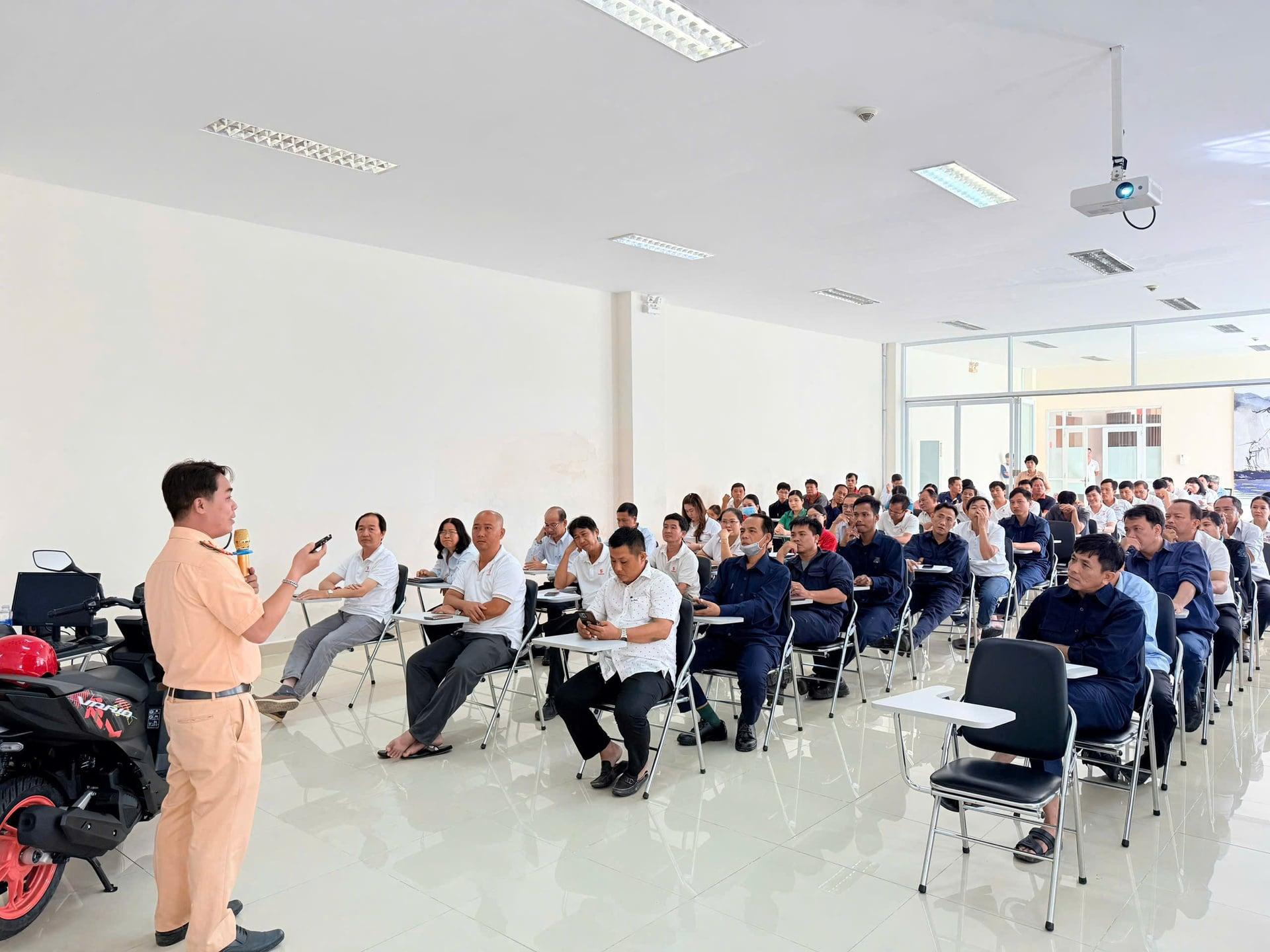 Công nhân của các doanh nghiệp được báo cáo viên pháp luật Phòng Cảnh sát giao thông thành phố triển khai các nội dung với chủ đề “Đi làm an toàn - về nhà bình an”