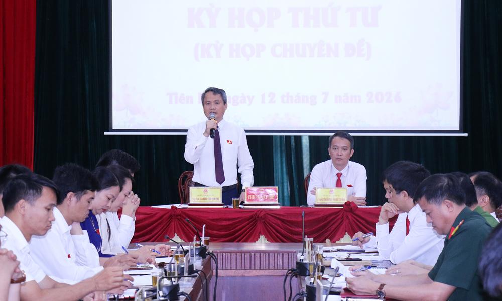 Đồng chí Trần Văn Vững, Tỉnh ủy viên, Bí thư Đảng ủy, Chủ tịch HĐND xã Tiên Du phát biểu tại kỳ họp.