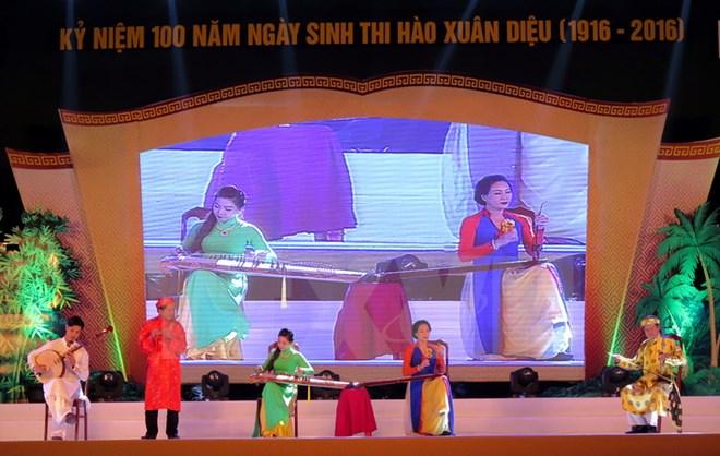 Tiết mục văn nghệ tại chương trình nghệ thuật “Quê mình quê thơ.” (Ảnh: Công Tường/TTXVN)
