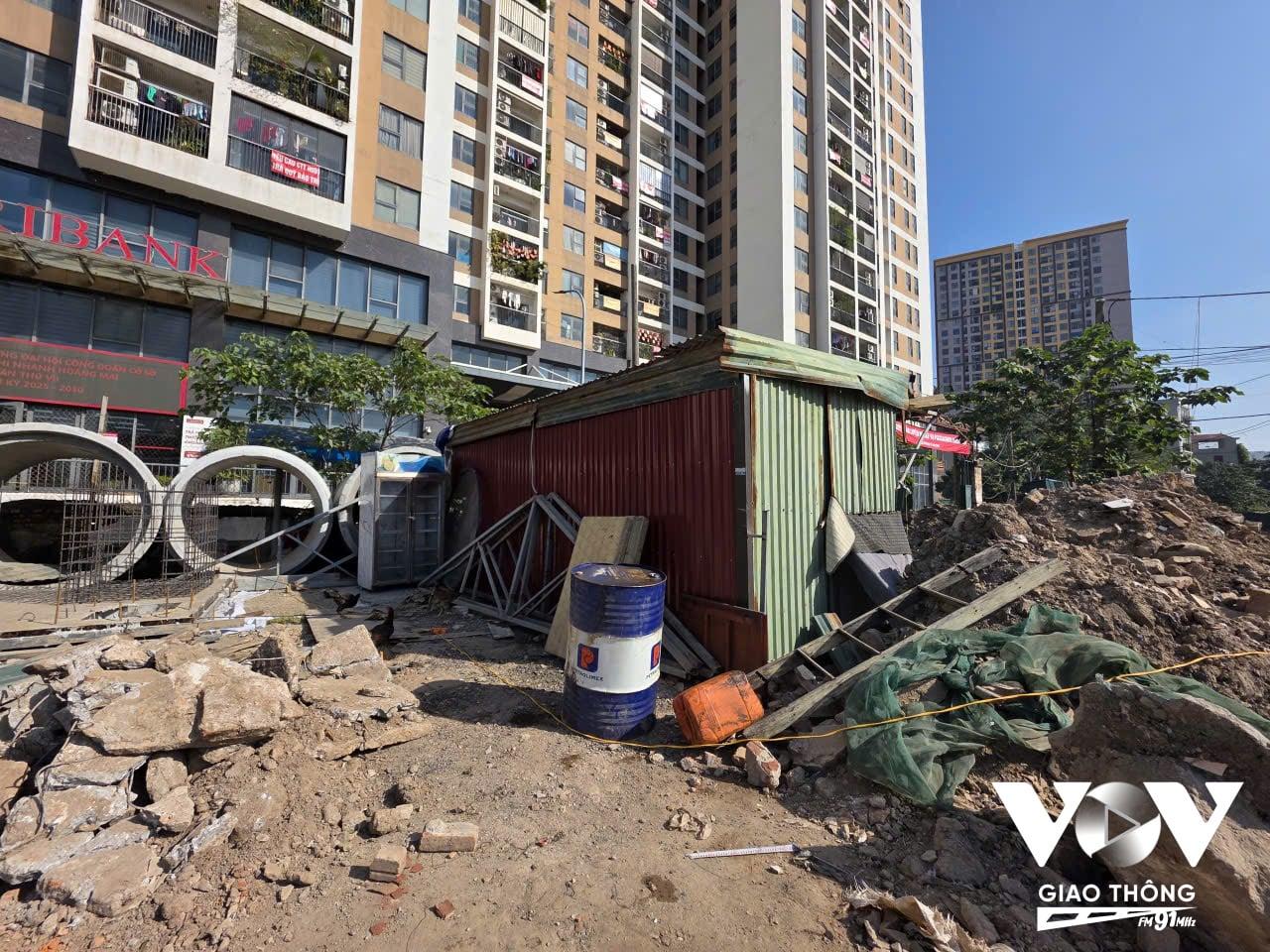 Tại phường Phương Liệt, ông T đã ngang nhiên đưa container vào, lợp mái che và ăn ở ngay trên khu vực đất dự án