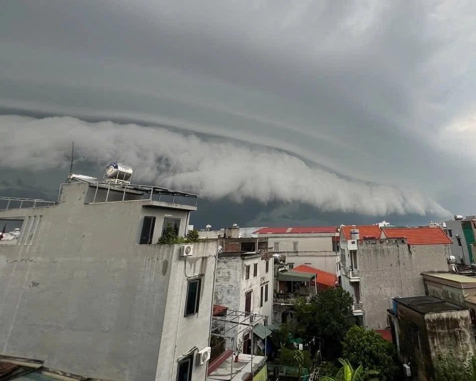 Mây tạo vệt dài, cuồn cuộn như sóng giữa trời ở Hưng Yên - 1