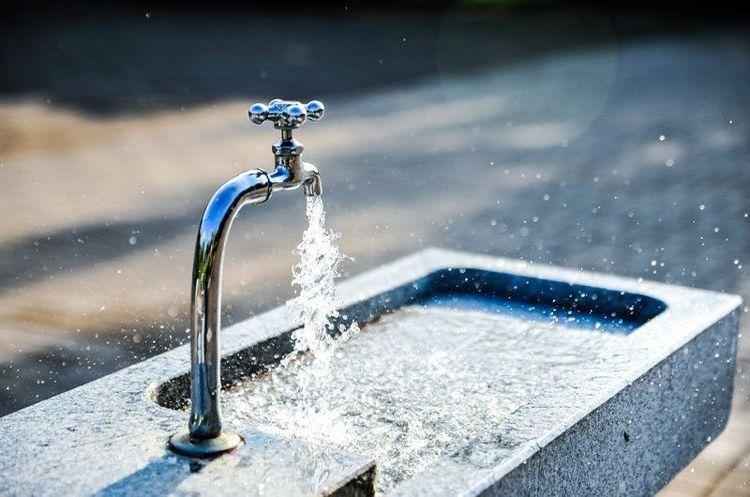 Rửa ngay vết thương bằng nước sạch để gột rửa bớt máu và dịch tiết trên đó