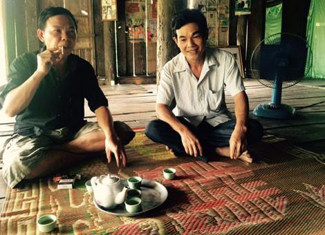 Dù nhà có tới 6 anh em nhưng chỉ anh Khương (áo trắng) được lựa chọn làm truyền nhân.