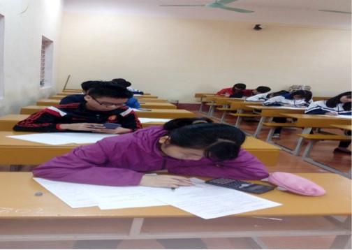 Thí sinh làm bài thi. Ảnh: Văn Lự
