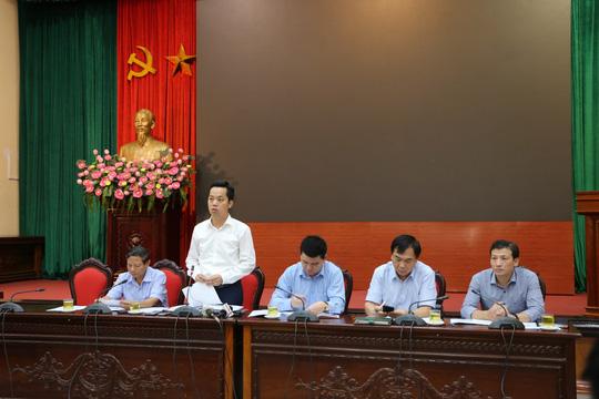 Ông Vũ Đăng Định (đứng), Chánh văn phòng, người phát ngôn của UBND TP Hà Nội